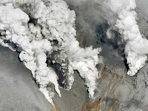 Fumaça e cinzas formam uma coluna gigantesca. (Foto: Kyodo / Reuters)
