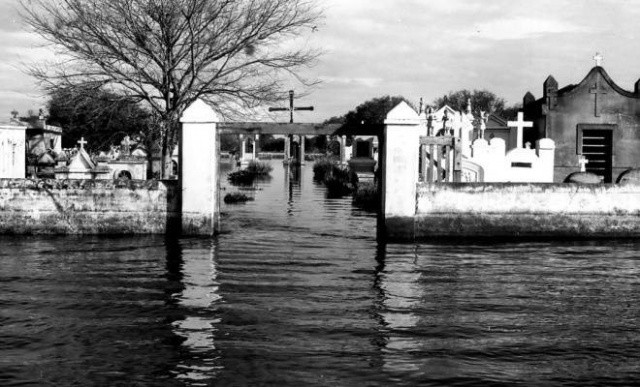 Cemitério em grande enchente de 1979 em Porto Murtinho. (Foto: Roberto Higa)