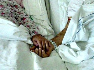 Foto tirada 10 minutos antes da morte de Italvino mostra o casal de mãos dadas no hospital (Foto: Rafael Max/Arquivo Pessoal)