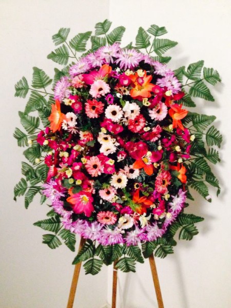 Esta coroa foi elaborado com flores artificiais pela Funerária Nossa Senhora Aparecida.