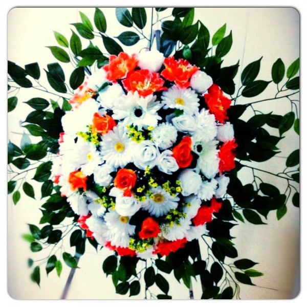 Coroa com flores artificiais feita pela Funerária Nossa Senhora Aparecida