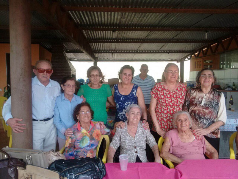 Aniversário de 98 anos da dona Laurinda, mãe do Marinondes, Bisar e Ivone. Foi comemorado domingo. Foto com irmãos e cunhada.