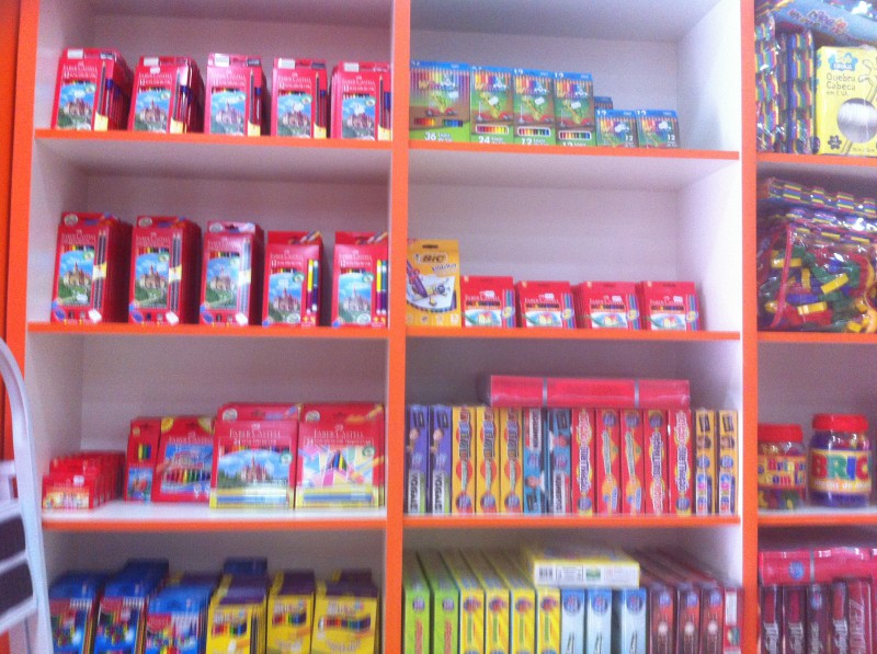 Centenas de opções de produtos para materiais escolares e jogos educativos