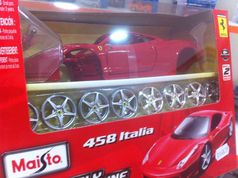 Para a criança ou adulto que gosta de colecionar carros, esta opção de Ferrari é montada pelo próprio dono. Uma ótima opção de presente!