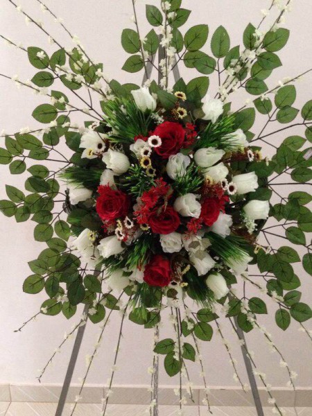 Coroa é produzida com flores artificiais pela Funerária Nossa Senhora Aparecida