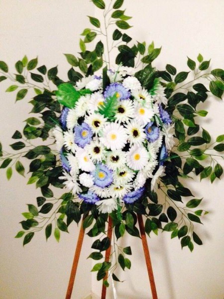 Opção de coroa de flor artificial, que você encontra na Funerária Nossa Senhora Aparecida