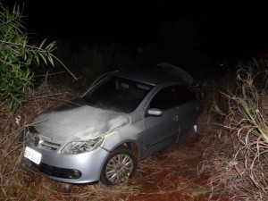 Condutor do Gol foi lançado para fora do veículo e morreu no local. (Foto: Caarapó News)