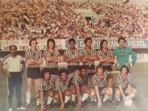 Paulini (o segundo em pé da esquerda para a direita), defendeu as cores do Operário de Campo Grande, e também de outros clubes do Brasil. (Foto: Arquivo Pessoal)