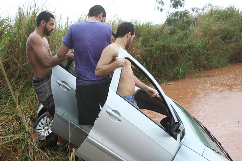 Após salvar as colegas, universitários ajudam no resgate do carro (Foto: jovem Sul News)