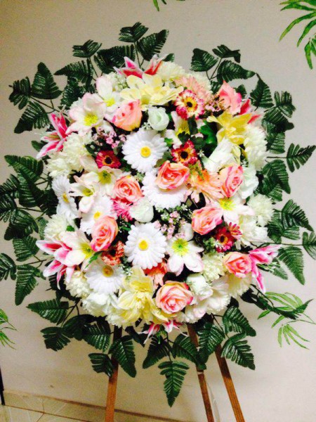Funerária Nossa Senhora Aparecida: linda coroa com flores amarela, rosa e branca