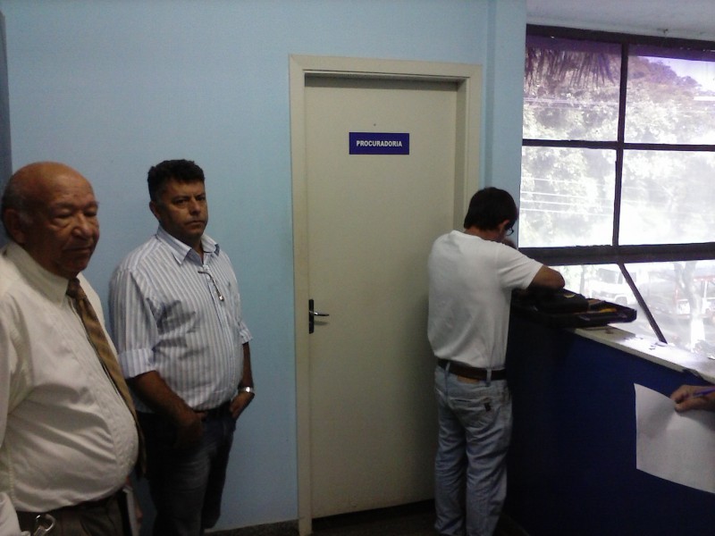 Chaveiro chega à prefeitura para abrir a porta da sala da Procuradoria municipal. 