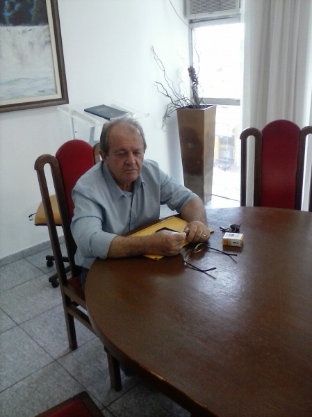 Marcelo Pelarin aguardando o prefeito Carlos Augusto na sala de reuniões da prefeitura na manhã de hoje (14)