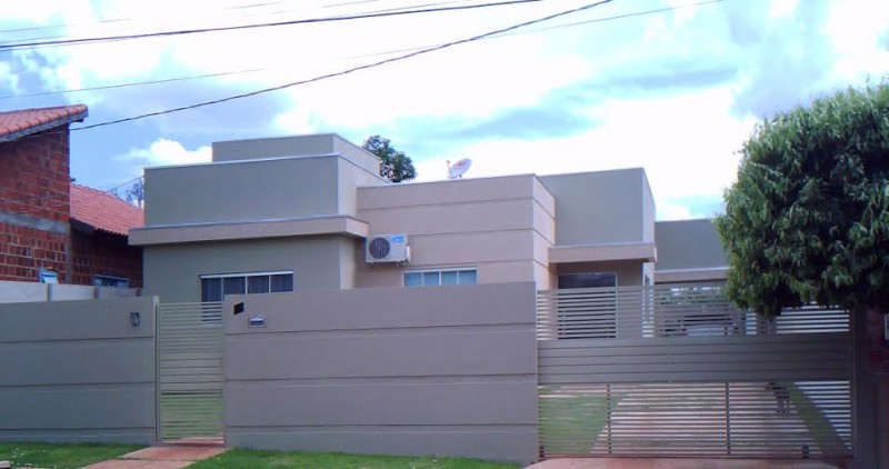 Casa com 135m² de área construída está sendo vendida; veja foto do imóvel