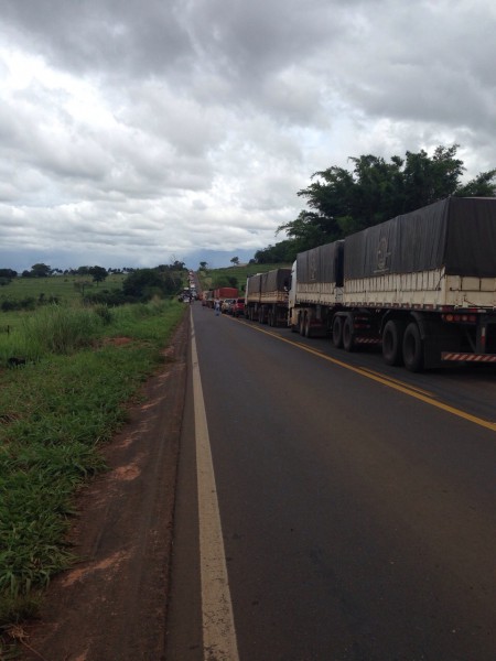 Rodovia MS-306 interditada para retirada dos destroços do caminhão que se acidentou segunda-feira (24/11) na entrada de Cassilândia (Foto: Genildo Béu)