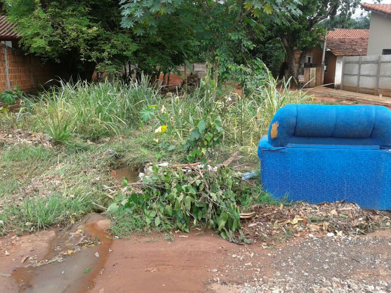Leitor envia foto de sofá azul que foi abandonado em rua de Cassilândia 