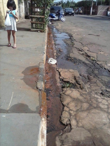 Fotos de vazamento de água na rua Antônio Paulino em Cassilândia