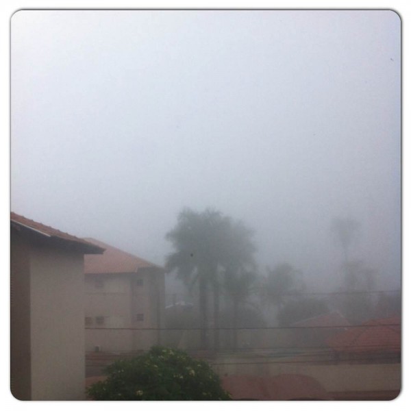 Agora, chove em Campo Grande. O céu, antes, estava nublado e com muita neblina, como se vê na foto. 