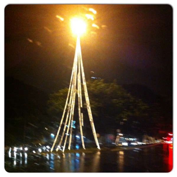 Ao longo de toda avenida Afonso Pena, a principal da cidade, há iluminação nos postes em formato de árvore de Natal. 
