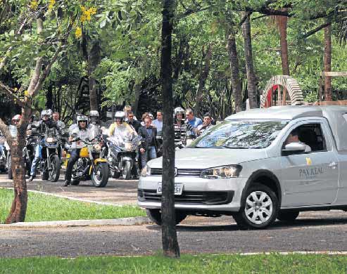 Cortejo de advogado que morreu no último sábado foi acompanhado por motociclistas  (Foto: Paulo Ribas / Correio do Estado)