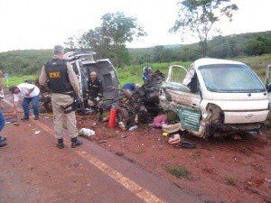 Os caminhões colidiram e dois ficaram em estado grave e um morreu (Foto: Rádio Caçula)