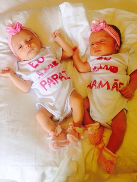 As lindas gêmeas Maria Eduarda e Ana Júlia usando body com frases de Amor da PRECOCE
