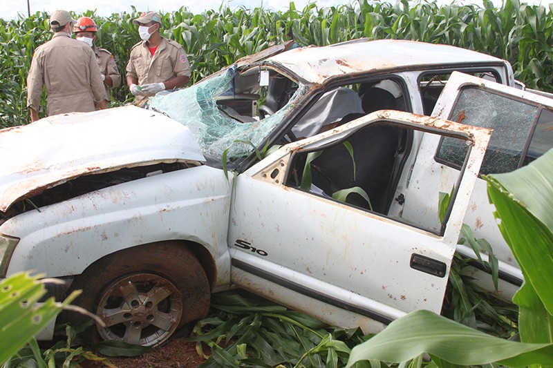 A caminhonete ficou destruída no acidente (Foto: Jovem Sul News)