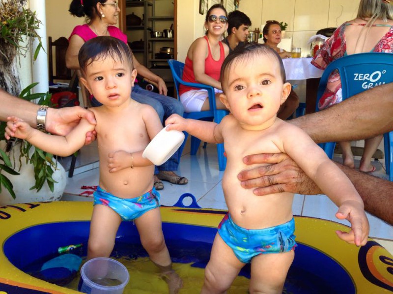 Com looks semelhantes, amiguinhos resolveram se divertir em uma piscina neste calor de Cassilândia