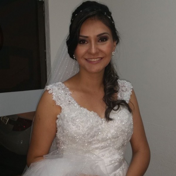 A noiva Natália Saeki foi produzida por Flávio Borges Hair Designer.