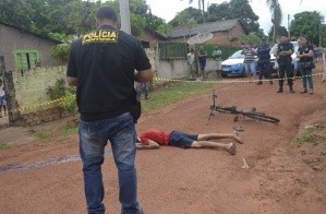 Perícia foi até o local e polícia vai investigar o crime. (Foto: Angela Bezerra/Edição MS)