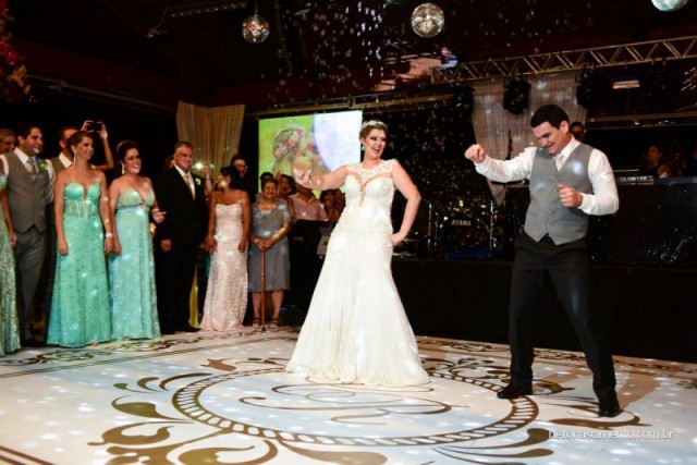 De surpresa para a dupla Munhoz e Mariano, casal também dançou o hit: "Seu bombeiro". (Foto: Beto Nascimento)