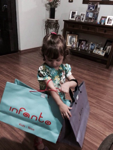 Maitê completou dois anos no último dia 15. Ela vestiu Infanto em seu aniversário e ficou encantada com os presentes da loja que recebeu. 