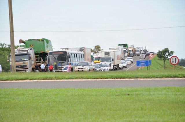 Fila de caminhões se estende por mais de 10 km, a partir do anel viário da BR-163, que tem saídas para Três lagoas, Corumbá, Aquidauana, Sidrolândia, Nova Alvorada do Sul, Dourados e São Paulo (Foto: Marcelo Calazans)
