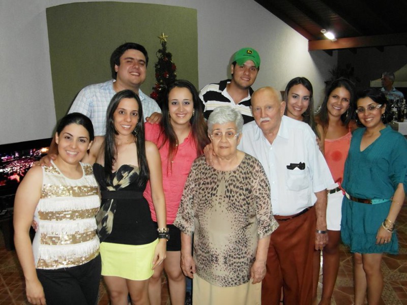 Josafá Dantas, que na foto aparece com a esposa e netos, comemora mais um aniversário. Residiu muitos anos em Cassilândia e hoje mora em Campo Grande. Um exemplo de vida. Parabéns.