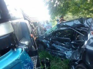 Filho e pais de vereador morrem em acidente com caminhão no Paraná