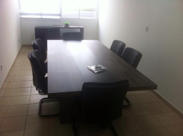 Mesa e cadeiras de reunião - Acesse: http://ms.olx.com.br/mato-grosso-do-sul/industria-comercio-e-agro/mesas-para-escritorio-72783380