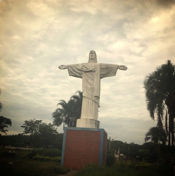 Cristo localizado na entrada da cidade em frente ao cemitério de Cassilândia. (Foto: Bruna Girotto) 