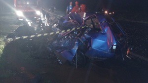 No 1º acidente com morte, veículo em que vítimas estavam ficou destruído. (Foto: Fátima Informa)