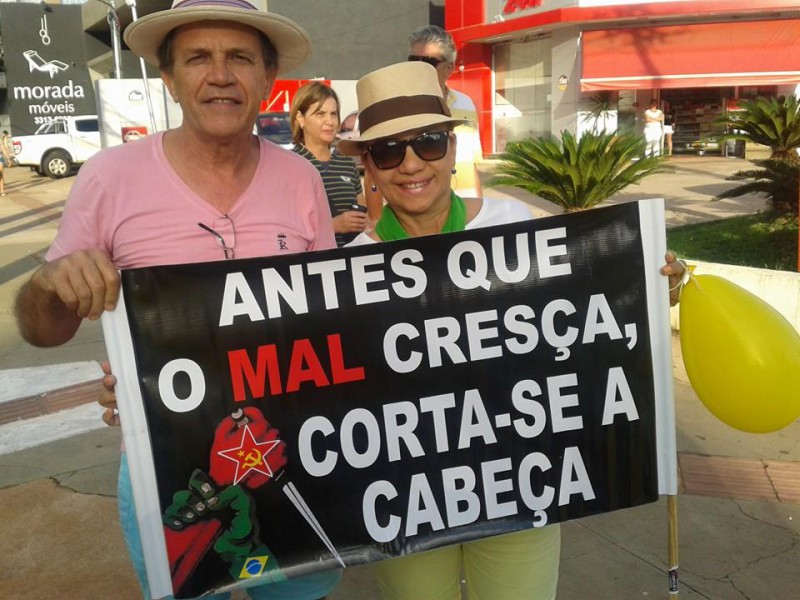 O casal Manoel Afonso e Benê também participou da passeata ontem em Campo Grande - Foto do Facebook