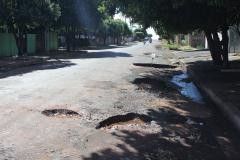 Moradores da Vila Izanópolis reclamam dos buracos da rua em que moram  