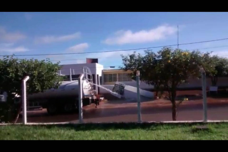 Indignação: leitora envia vídeo de caminhão pipa lavando calçada de Posto 