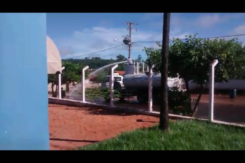 Indignação: leitora envia vídeo de caminhão pipa lavando calçada de Posto 