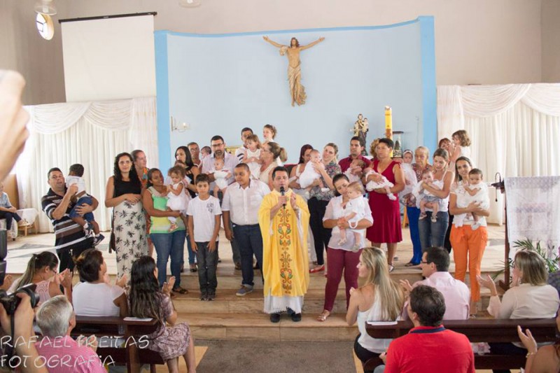 O padre Antonio Maurilio batizou 19 crianças e 9 adultos na Páscoa. A foto é do seu Facebook. Quem quiser ver todas as fotos entre no face do padre.