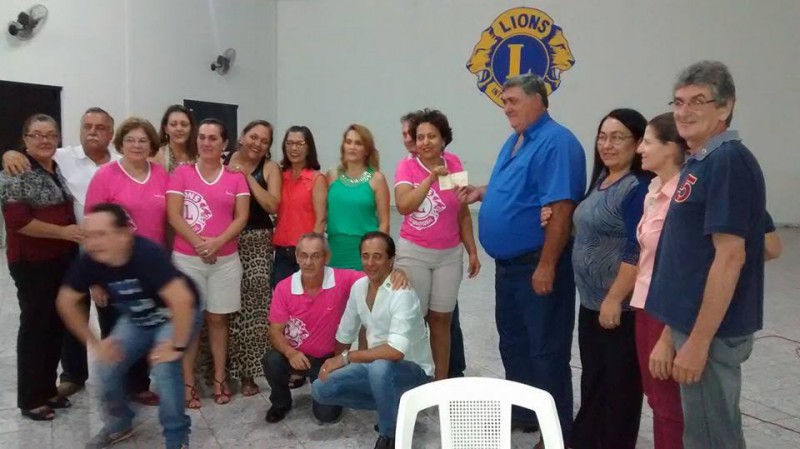 O Lions Club de Cassilândia entregou cheque ao representante do Hospital do Câncer de Barretos, Sérgio Cervoni, do lucro da promoção que vendeu pizzas. Foto Facebook