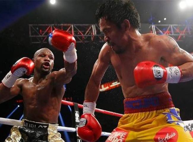 Floyd Mayweather Jr. golpeia Manny Pacquiao na 'luta do século' em Las Vegas (Reuters)