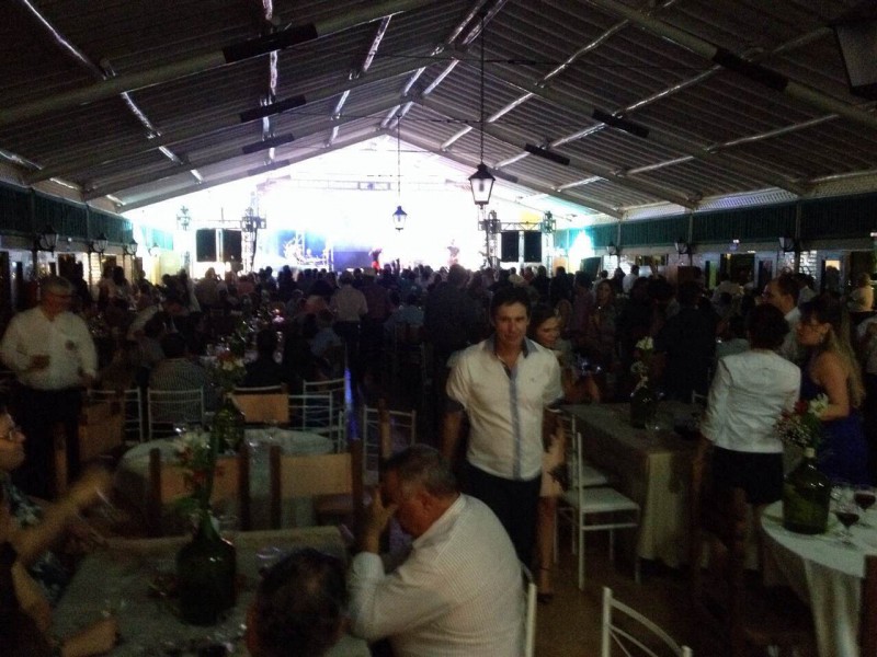 Baile do Queijo e Vinho: CERCA ficou lotado na noite de ontem (Foto: José Alberto de Souza Neto) 