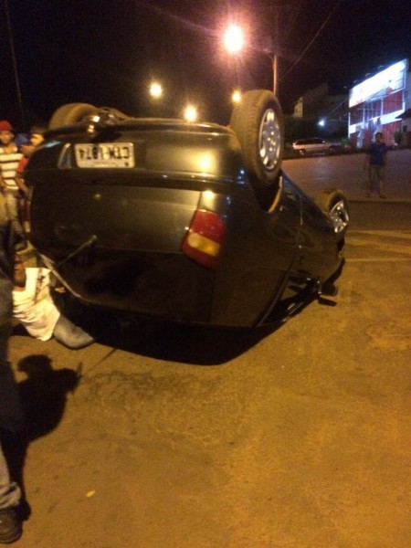 Veja aqui: após o acidente, leitor envia fotos do carro capotado pelo WhatsApp