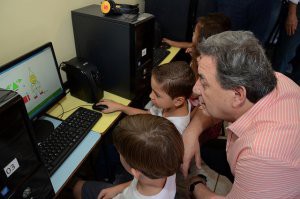 Em Costa Rica, senador Moka inaugura obras e interage com alunos de informática 