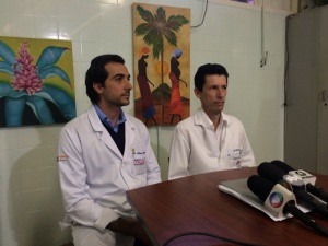 Médicos que participaram da equipe que atendeu paciente com raiva (Foto: Liana Feitosa)