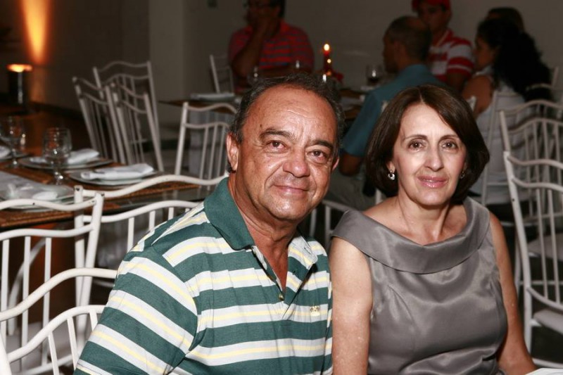 Diorande Garcia de Freitas (Biri) e Gleide Barbosa de Assis comemoraram ontem 32 anos de casados. Mais um casal cassilandense que vive em Campo Grande. Parabéns.