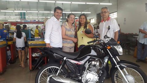 Supermercado Esquerdão entregou moto a cliente Ana Lúcia Silveira. Na foto a Ana com Wellington, Eunice e José Garcia. Foto Facebook